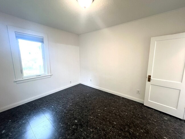 Building Photo - 3 Bedroom, 1 Bathroom Single-Family Home!