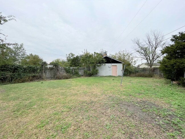 Building Photo - 2 bed brick home outside town