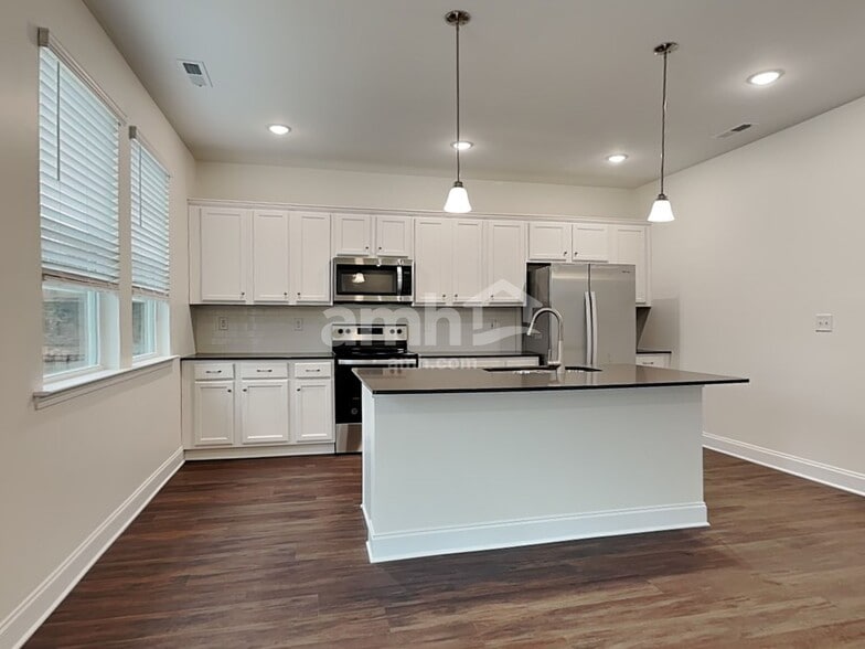 Building Photo - 15721 Thomas Rd