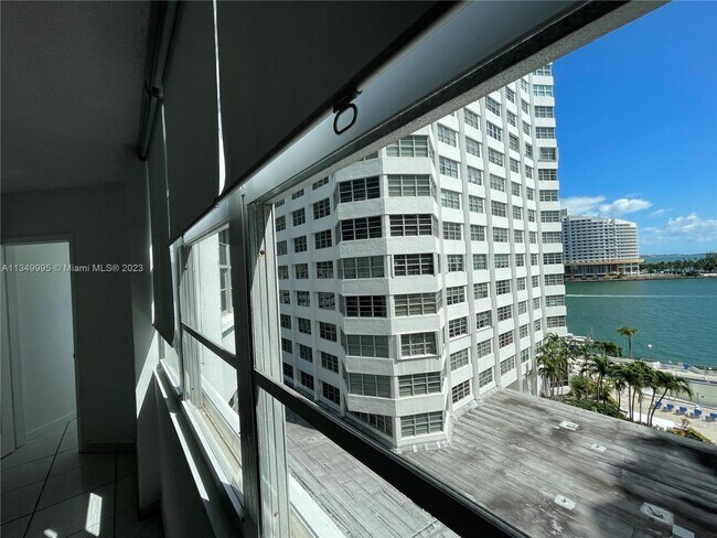 Building Photo - 825 Brickell Bay Dr