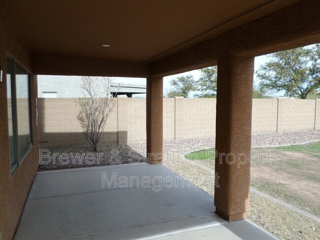 Building Photo - 2677 N Hawthorn Dr