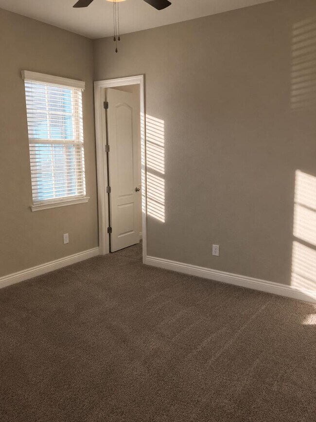 Building Photo - 1520 E Sagittarius Pl