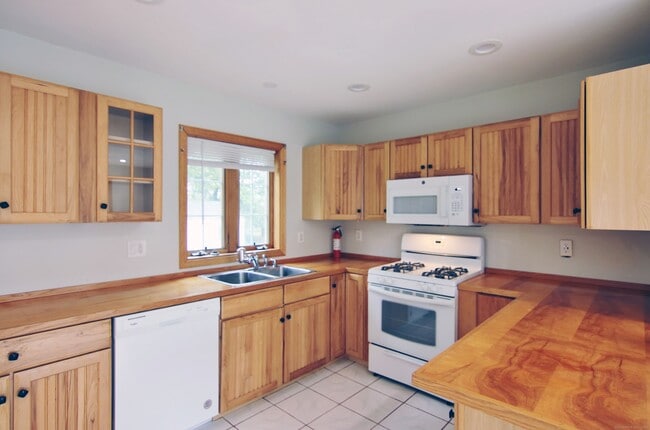 Building Photo - 290 Folino Dr