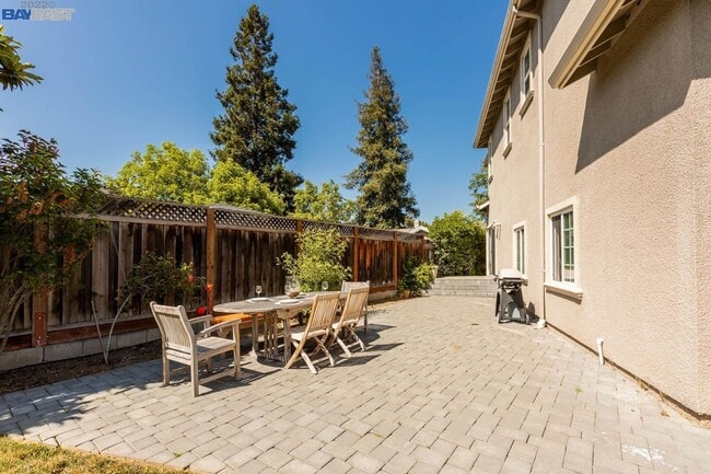 Building Photo - Live Exceptionally in This Peaceful Willow Glen Executive Home; 4 bed/ 4.5 bath