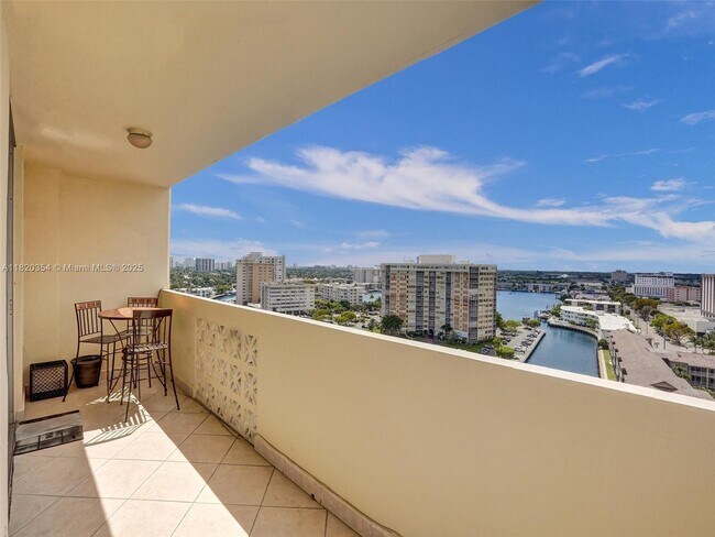 Building Photo - 1833 S Ocean Dr