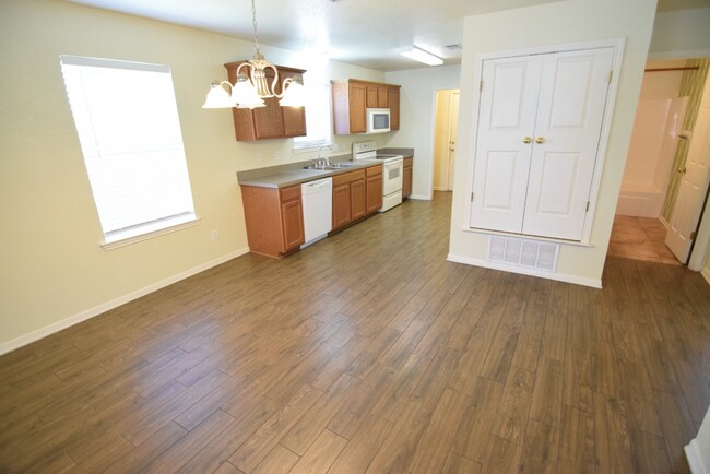 Building Photo - 900 Concho St