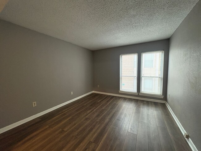 Building Photo - 1/2 First Full Month's Rent! 2BD/2BA Condo in Whispering Oaks.