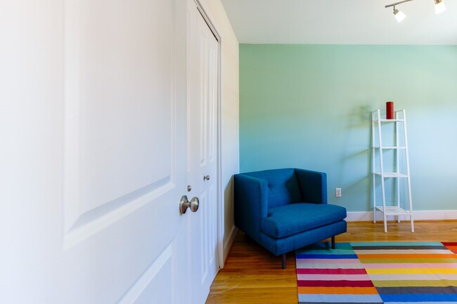 Building Photo - Stylish Condo in Hill East - Parking Space...