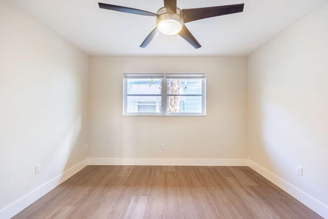 Building Photo - 114 S Lakeside Dr