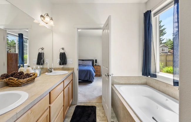 Building Photo - MUST SEE! Beautiful 3 Bedroom, Ranch Style Home, Fenced Yard, AC, 2 Car Garage & More!