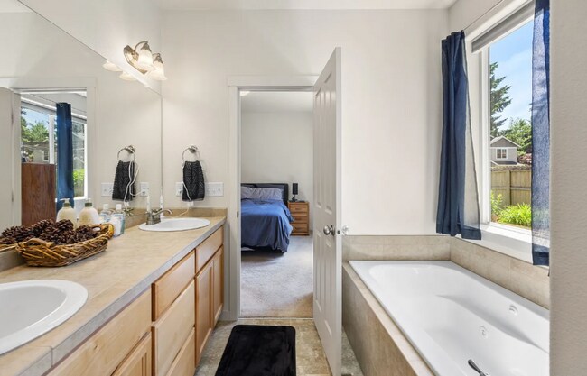 Building Photo - MUST SEE! Beautiful 3 Bedroom with Den, Ra...