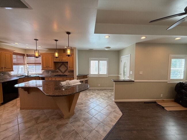 Building Photo - Charming 2-Bedroom Front House in Prime Lakewood Location