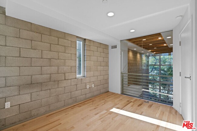 Building Photo - 3450 Cahuenga Blvd W
