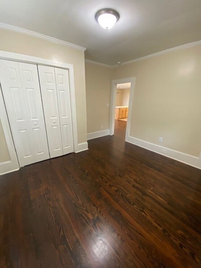 Building Photo - Introducing a charming 2-bedroom, 2-bathro...