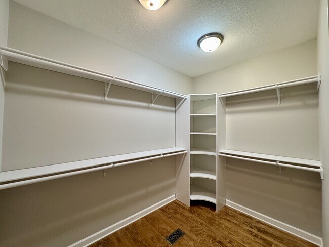 Building Photo - 124 Vinita Ln