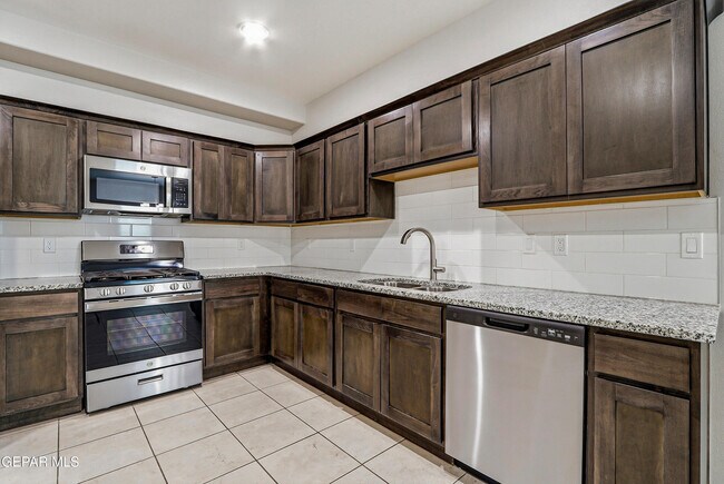 Building Photo - 11500 Summer Dr