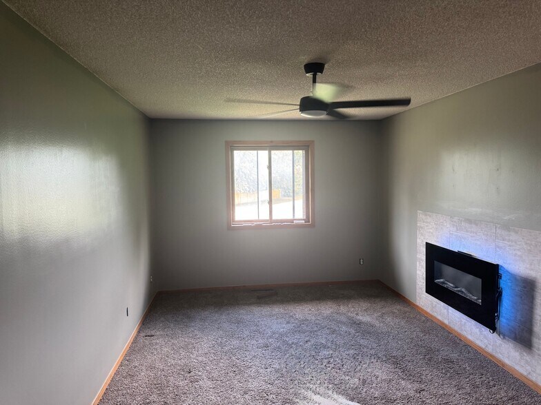 Building Photo - 11139 Edgewood Cir N