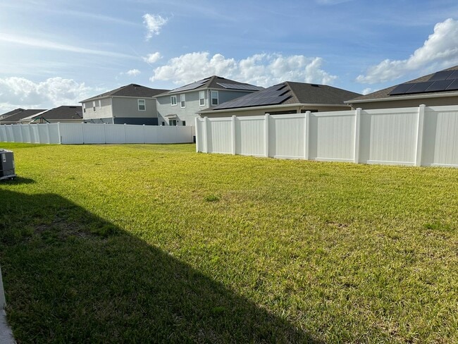 Building Photo - This amazing 4 bedroom, 2 bathroom single ...