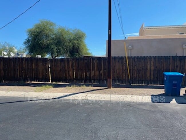 Building Photo - 3350 N Chapel Ave