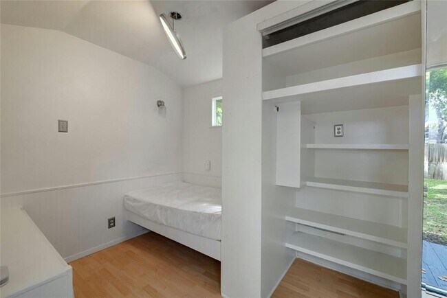 Building Photo - 904 E 55th 1/2 St