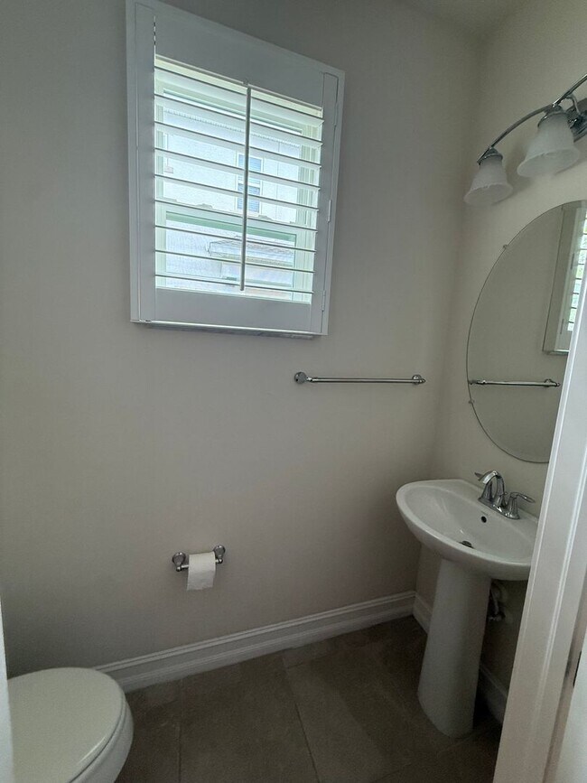 Building Photo - Beautiful Townhome in Lutz