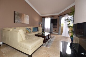 Building Photo - Meridian 1 Bed | 1 Bath Top-Floor Unit with Great City Views.Newly Upgraded with Laminate Floorin...