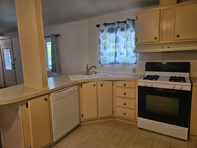 Building Photo - 2 bed/2 bath Manufactured Home in Desirabl...