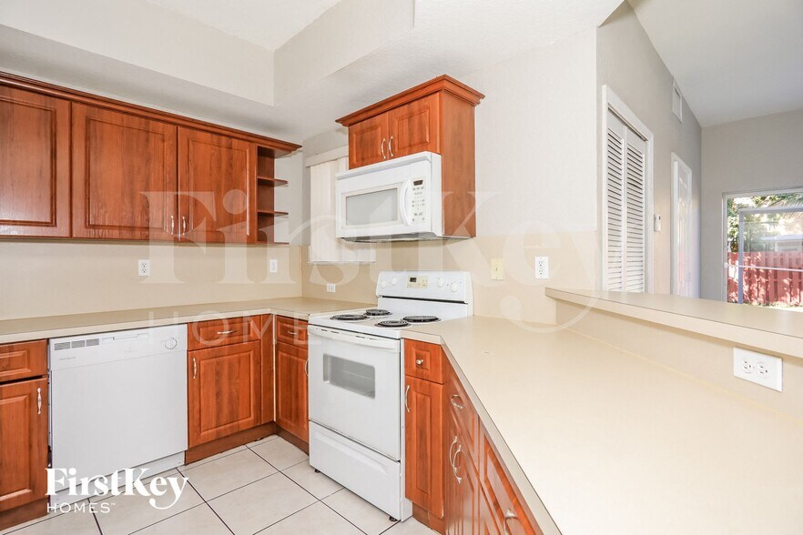 Building Photo - 664 SW 7th Terrace