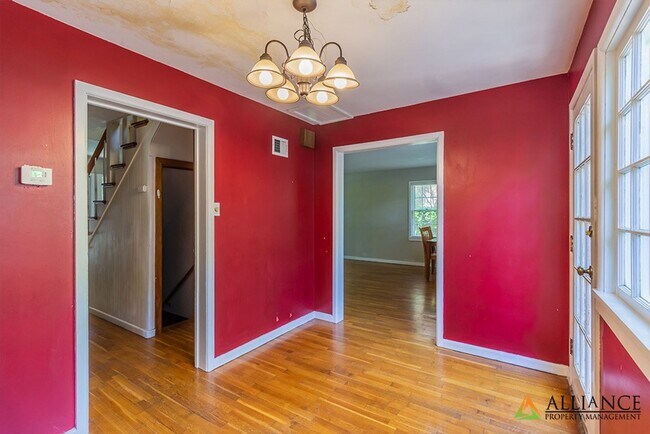 Building Photo - Spacious home close to KSU Campus!