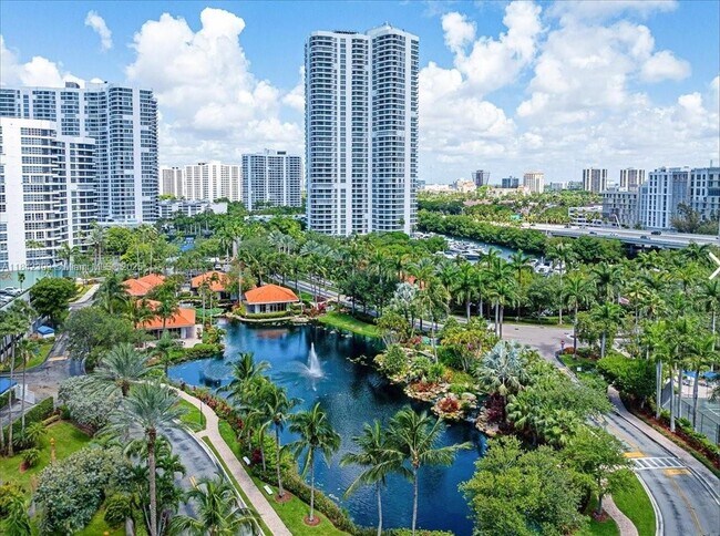 Building Photo - 3500 Mystic Pointe Dr