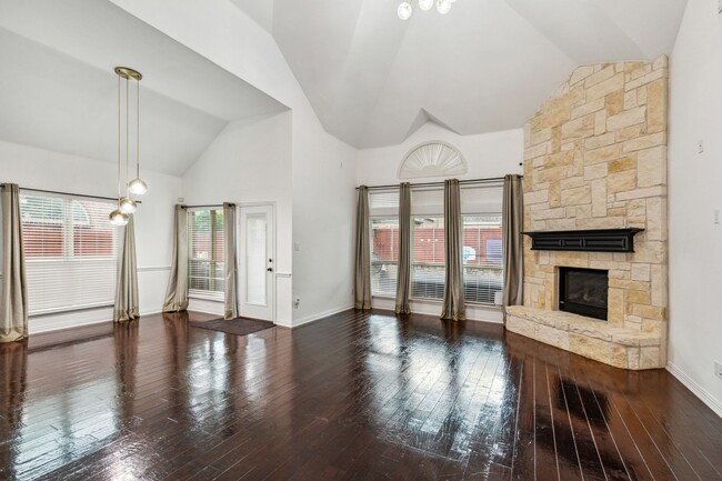 Building Photo - Luxurious in Little Elm