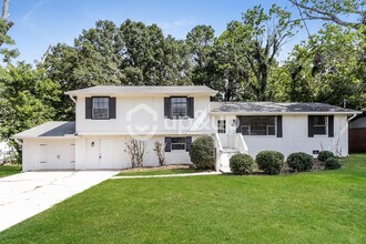 Building Photo - Fantastic 3bd/2ba home! Coming soon!