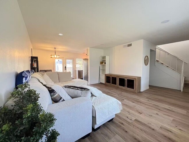 Building Photo - 6223 Meadow View Ln