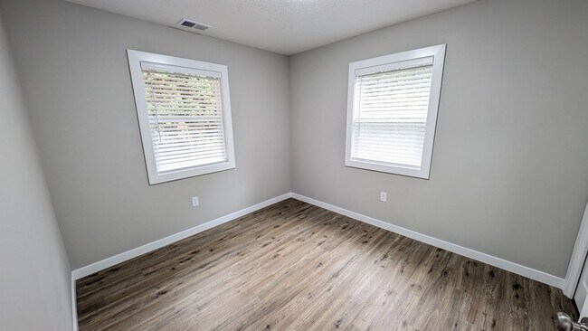 Building Photo - 3 bedroom 1 bath single level home