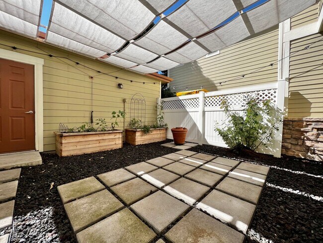 Building Photo - Beautiful 2 Bed 2.5 Bath Condo Near Observ...