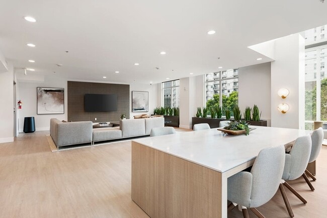 Building Photo - Vantage Pointe