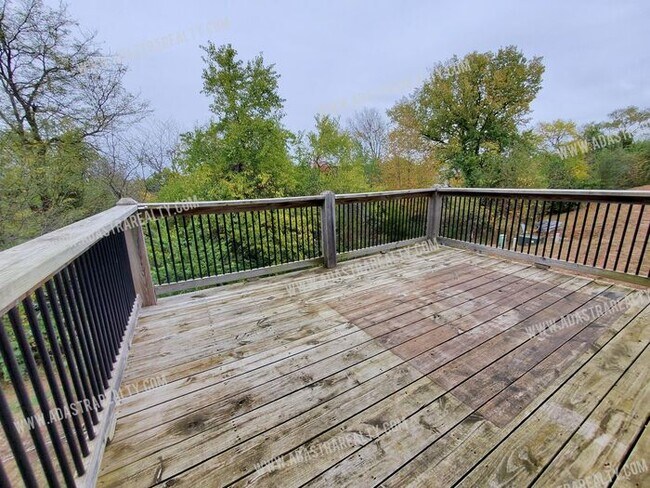 Building Photo - Beautiful and Spacious Olathe Townhome-Available in APRIL!!!