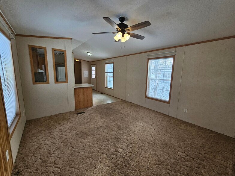 Building Photo - 6 Evergreen Ln