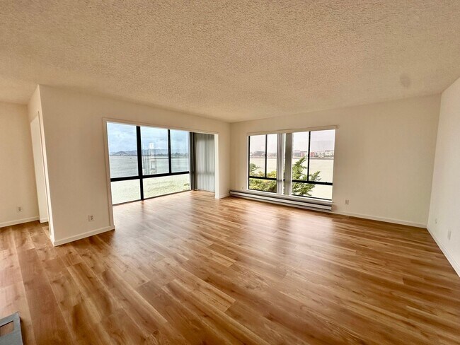 Building Photo - BEAUTIFUL BREATH TAKING VIEW UNIT!!! MUST ...