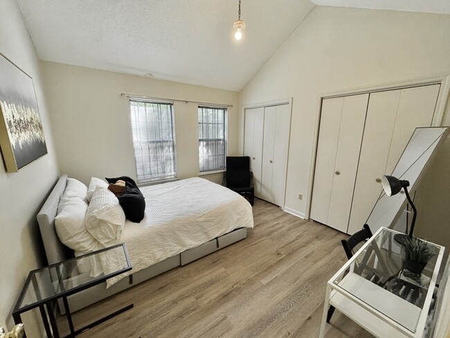 Building Photo - 648 Lagrange Pk Cv
