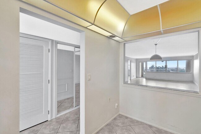 Building Photo - 328 N Ocean Blvd