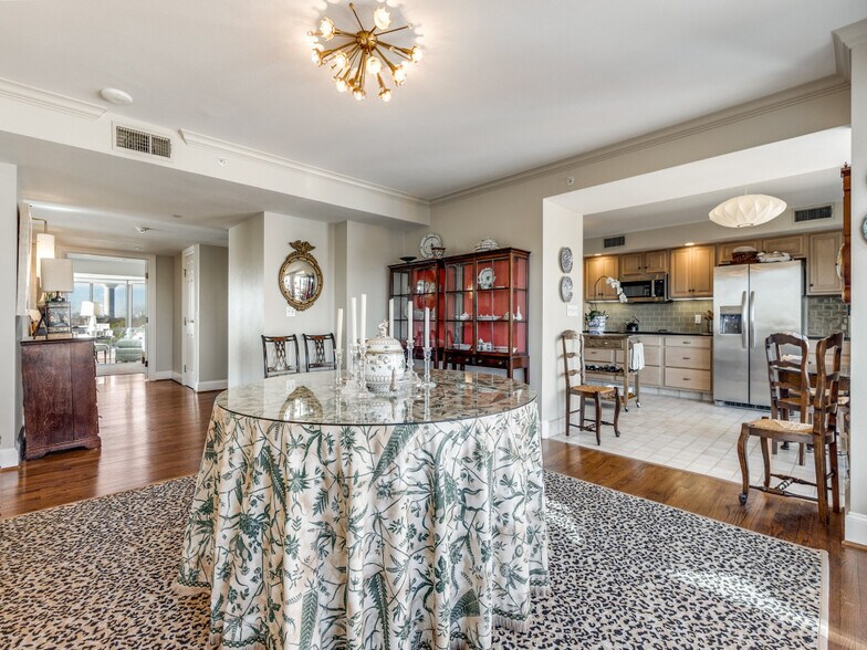 Building Photo - 4242 Lomo Alto Dr