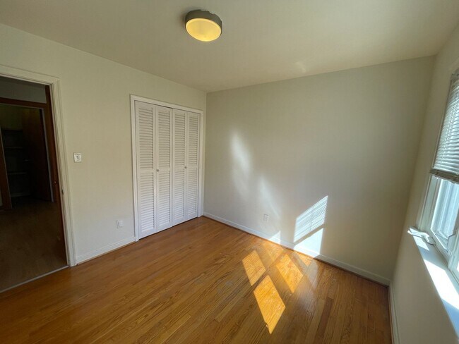 Building Photo - Split Level Home near Willow Lawn