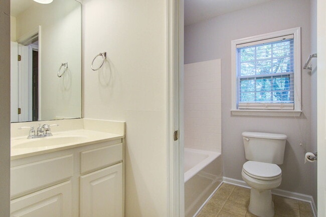 Building Photo - 100 Chinquapin Dr