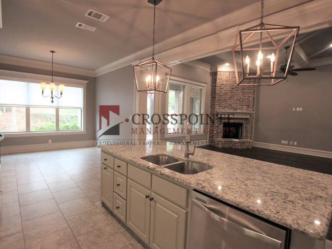 Building Photo - Gorgeous 3 bed 2 bath home in Hadley Court!