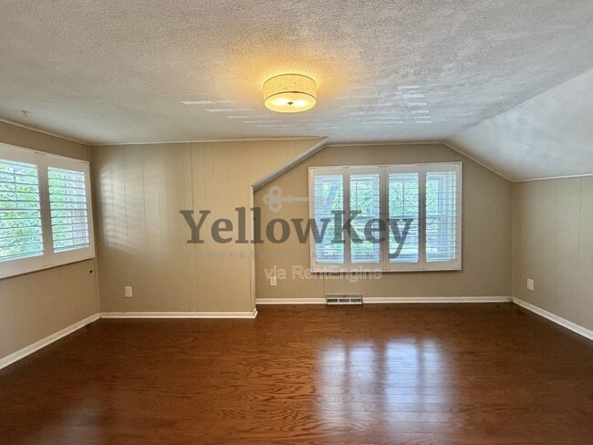 Building Photo - 376 Hill Ave