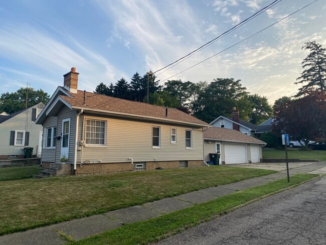 Building Photo - 2617 Maple Ave NE