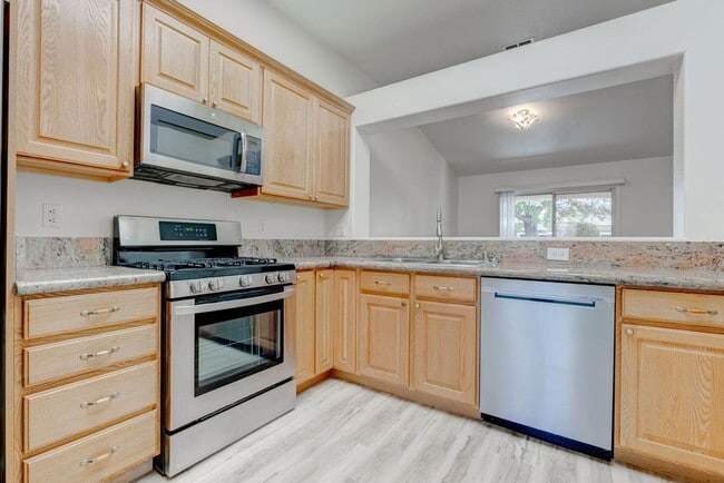 Building Photo - Beautiful 2 Bedroom Home Backing to Greenbelt