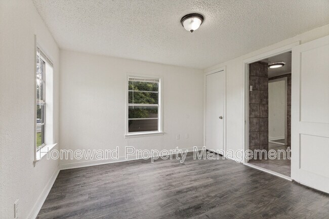 Building Photo - 5529 Diaz Ave