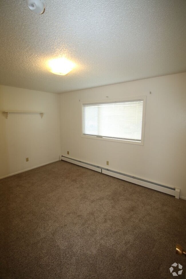 Building Photo - 2 bedroom Unit with 1 Car Detached Garage!